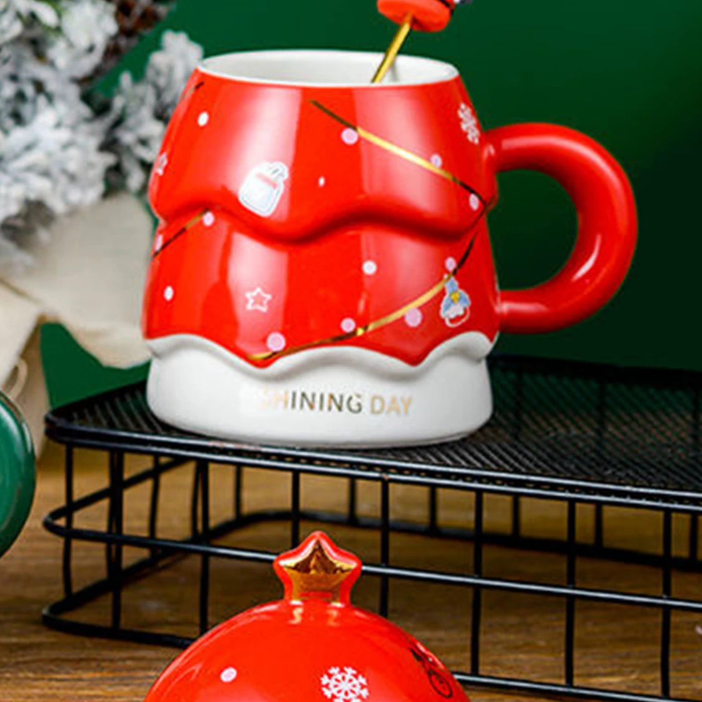 Xícara de Café em Formato de Árvore de Natal vermelho na grade