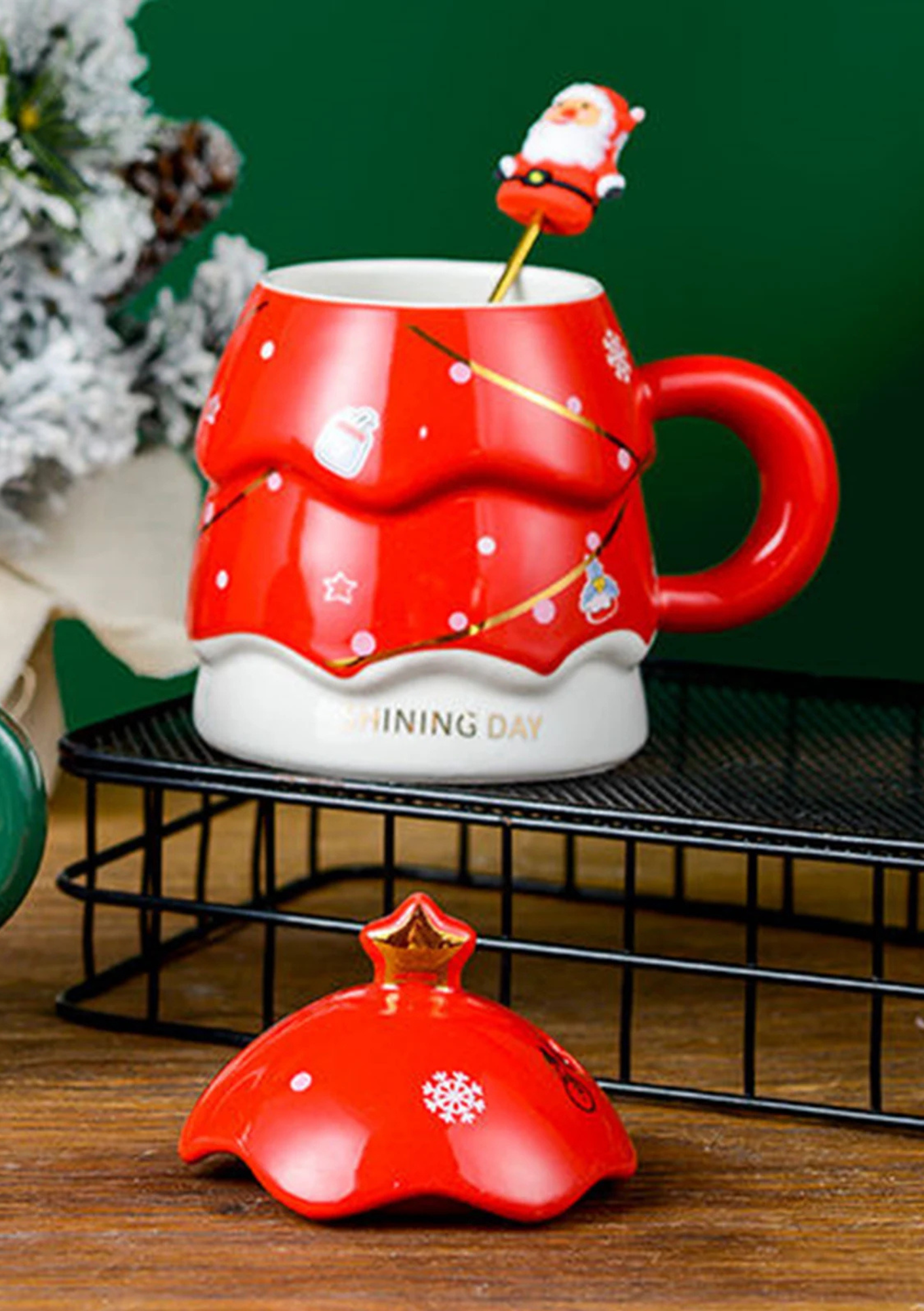 Xícara de Café em Formato de Árvore de Natal vermelho na grade