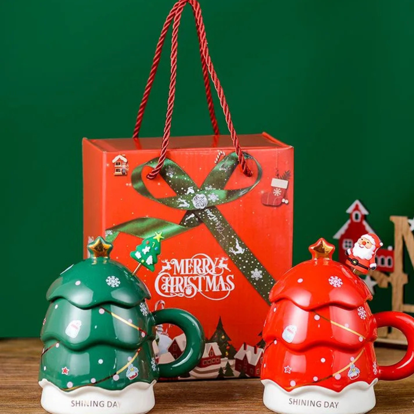Xícara de Café em Formato de Árvore de Natal verde e vermelho com caixa de presente
