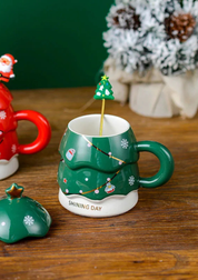 Xícara de Café em Formato de Árvore de Natal verde ao lado do pinheiro