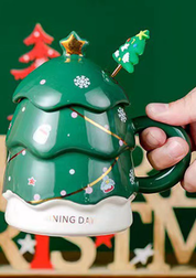 Xícara de Café em Formato de Árvore de Natal verde nas mãos